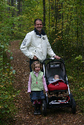 Frank, Tessa en Thijmen aan de wandel in Zweden